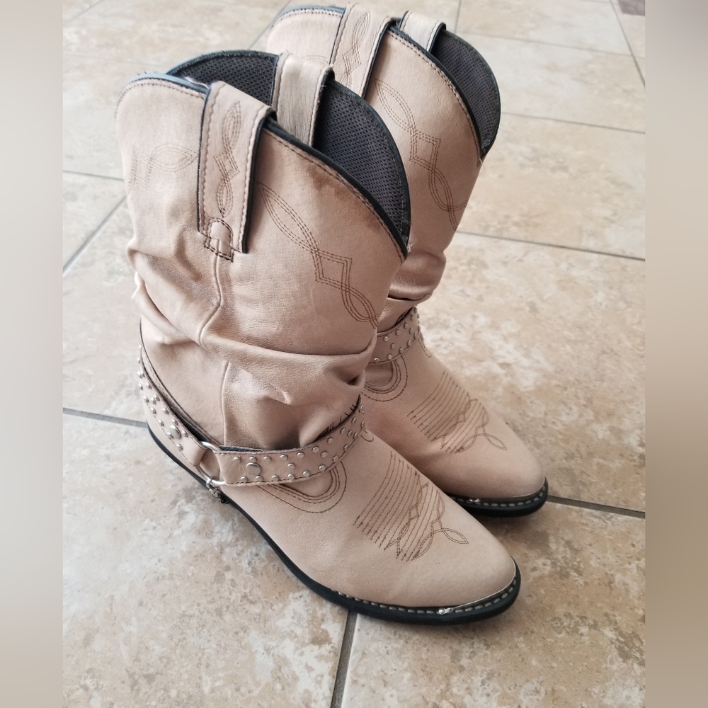 Shyanne Tan Slouchy Boots; SZ 8.5